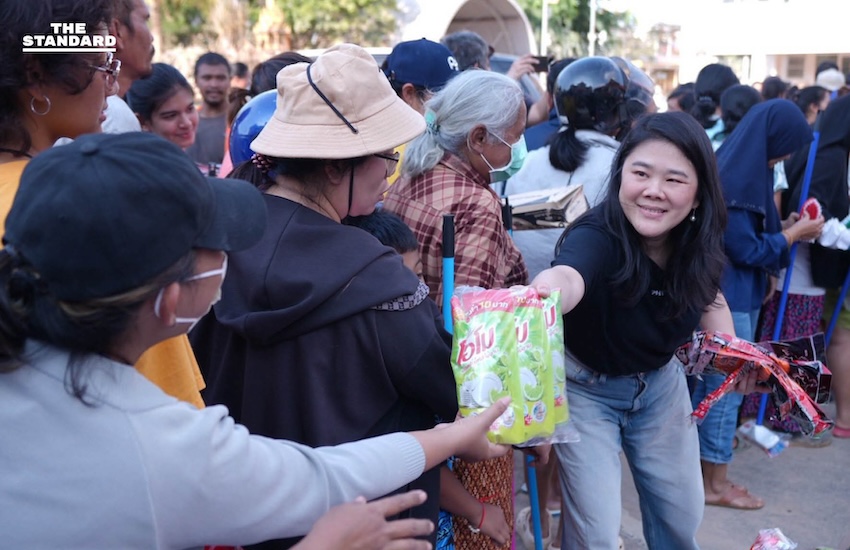 สส. และสมาชิกพรรคเพื่อไทยกำลังลำเลียงสิ่งของช่วยเหลือ