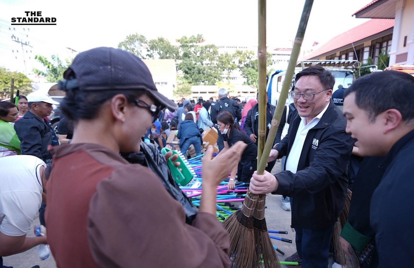 สส. และสมาชิกพรรคเพื่อไทยกำลังลำเลียงสิ่งของช่วยเหลือ