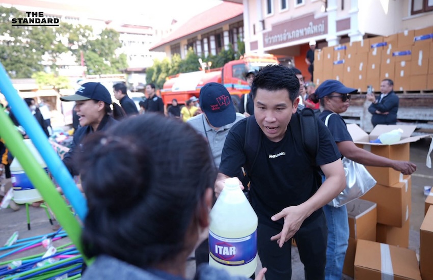 สส. และสมาชิกพรรคเพื่อไทยกำลังลำเลียงสิ่งของช่วยเหลือ