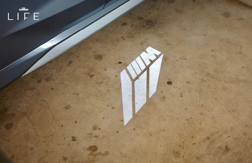 BMW iX1 L สีขาวหรือสีฟ้าที่จอดอยู่ในเมือง