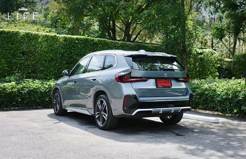 BMW iX1 L สีขาวหรือสีฟ้าที่จอดอยู่ในเมือง