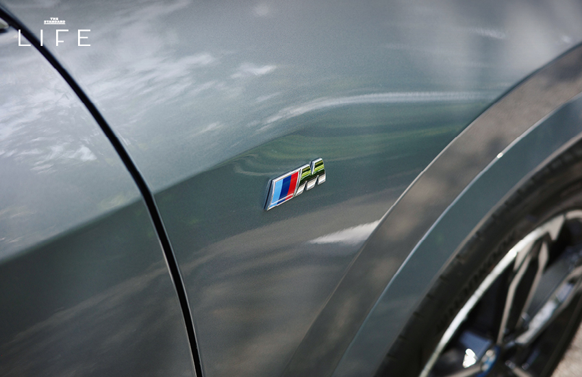 BMW iX1 L สีขาวหรือสีฟ้าที่จอดอยู่ในเมือง