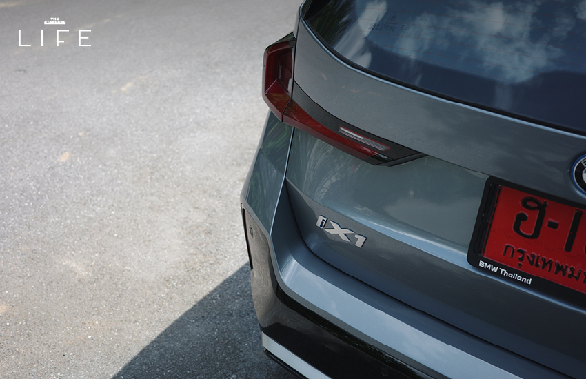 BMW iX1 L สีขาวหรือสีฟ้าที่จอดอยู่ในเมือง