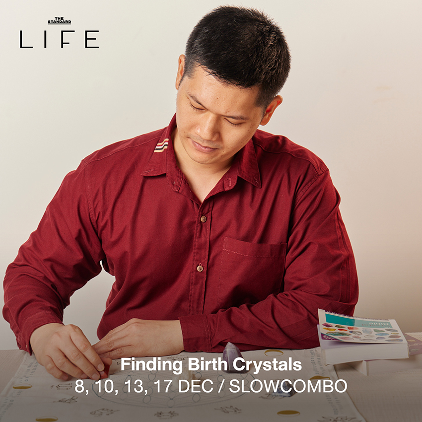 ผู้คนกำลังชมงานศิลปะหรือเทศกาลไฟ