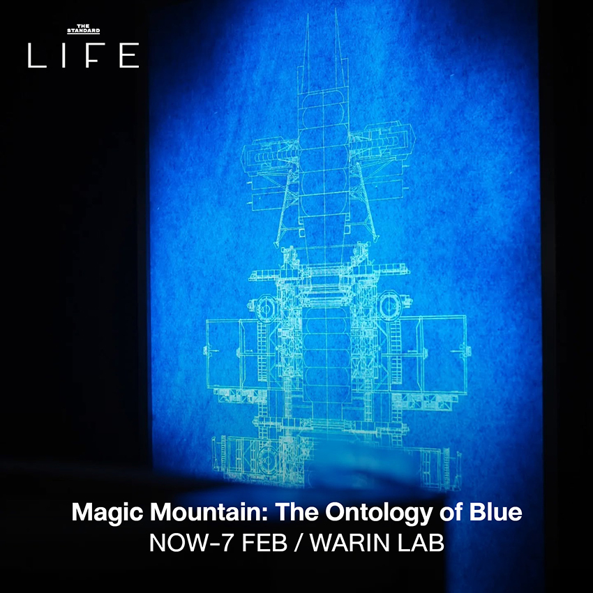 ผู้คนกำลังชมงานศิลปะหรือเทศกาลไฟ