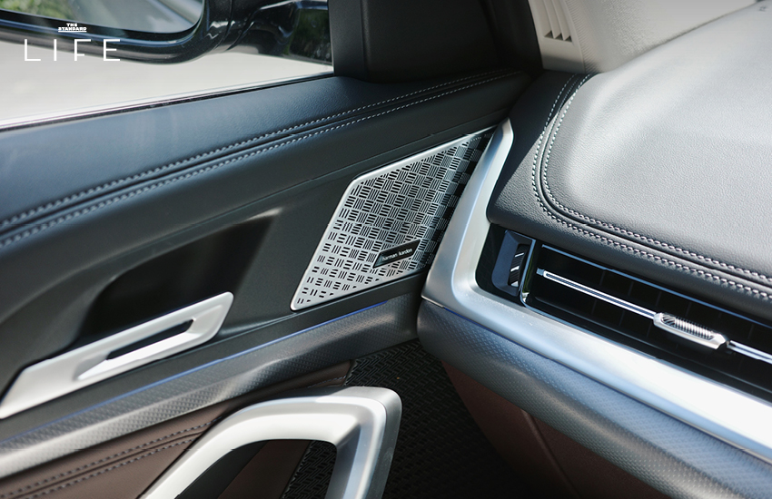 BMW iX1 L สีขาวหรือสีฟ้าที่จอดอยู่ในเมือง