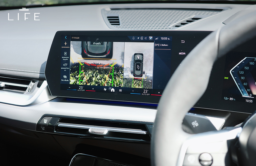 BMW iX1 L สีขาวหรือสีฟ้าที่จอดอยู่ในเมือง