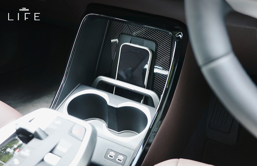 BMW iX1 L สีขาวหรือสีฟ้าที่จอดอยู่ในเมือง