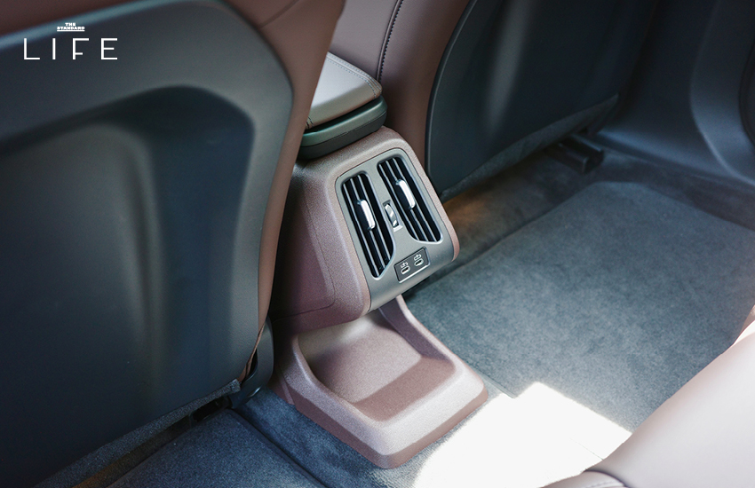 BMW iX1 L สีขาวหรือสีฟ้าที่จอดอยู่ในเมือง