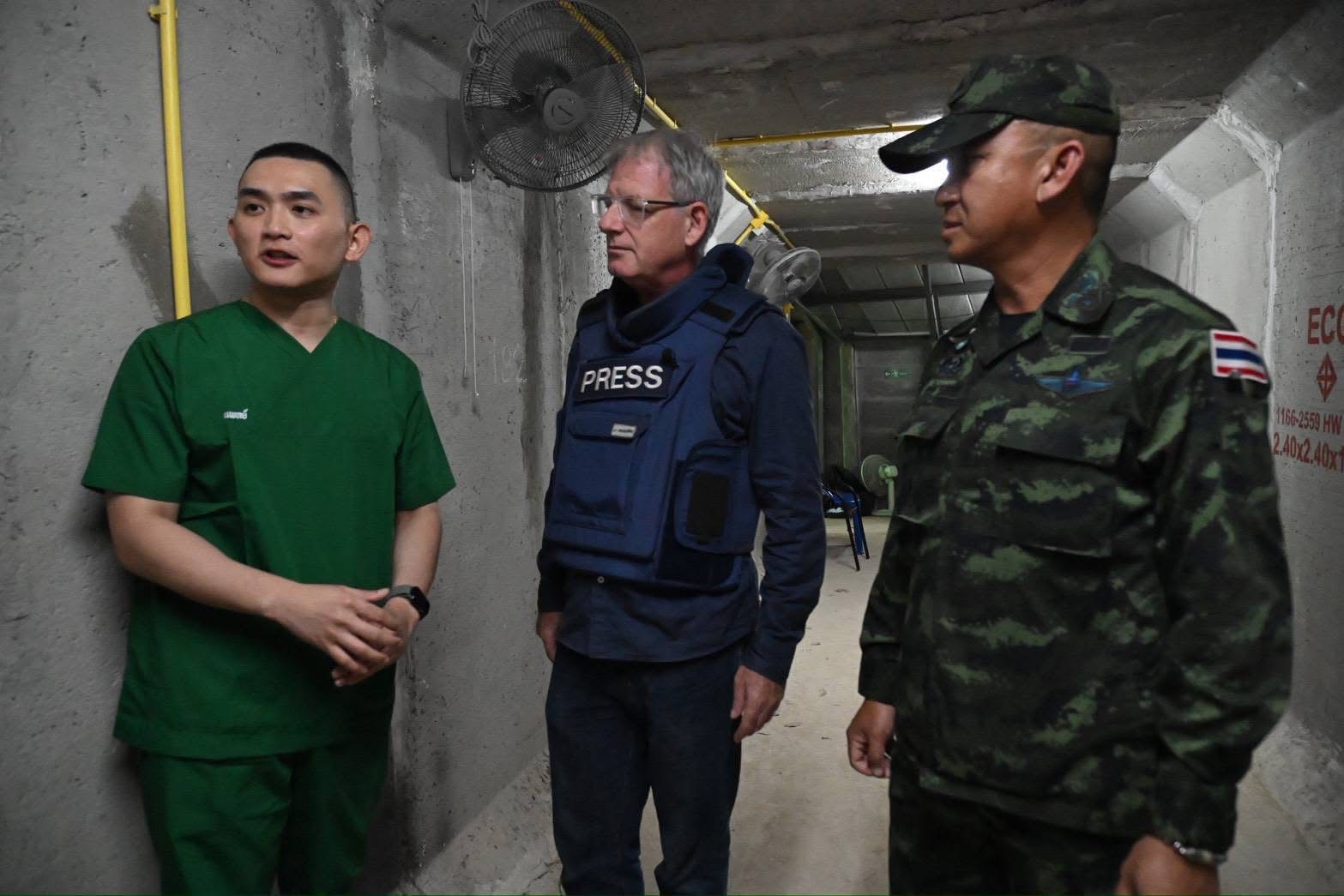 กองทัพภาคที่ 2 นำสื่อ BBC ลงพื้นที่สุรินทร์ ตรวจโรงพยาบาล-ศูนย์อพยพ หลังประชาชนได้รับผลกระทบกระสุน BM-21