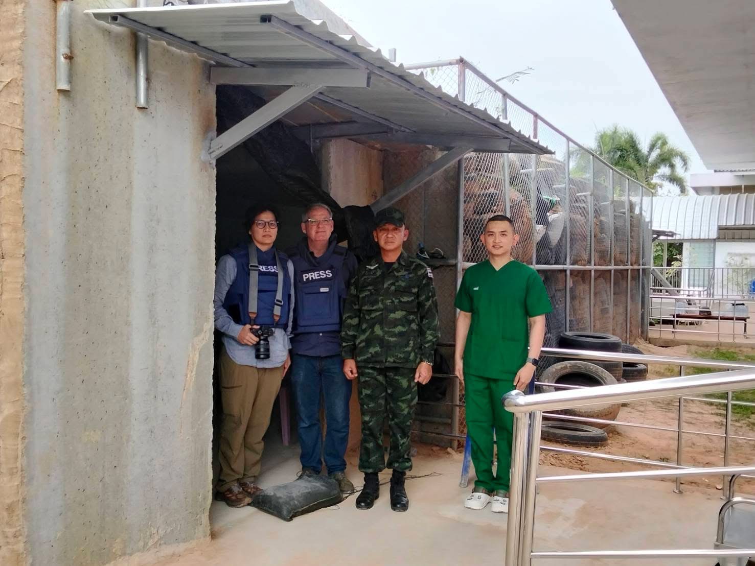 กองทัพภาคที่ 2 นำสื่อ BBC ลงพื้นที่สุรินทร์ ตรวจโรงพยาบาล-ศูนย์อพยพ หลังประชาชนได้รับผลกระทบกระสุน BM-21