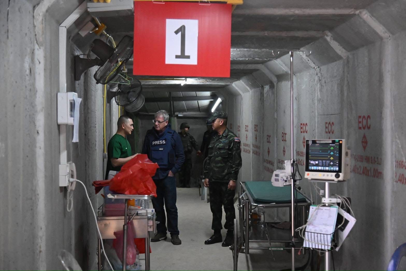 กองทัพภาคที่ 2 นำสื่อ BBC ลงพื้นที่สุรินทร์ ตรวจโรงพยาบาล-ศูนย์อพยพ หลังประชาชนได้รับผลกระทบกระสุน BM-21