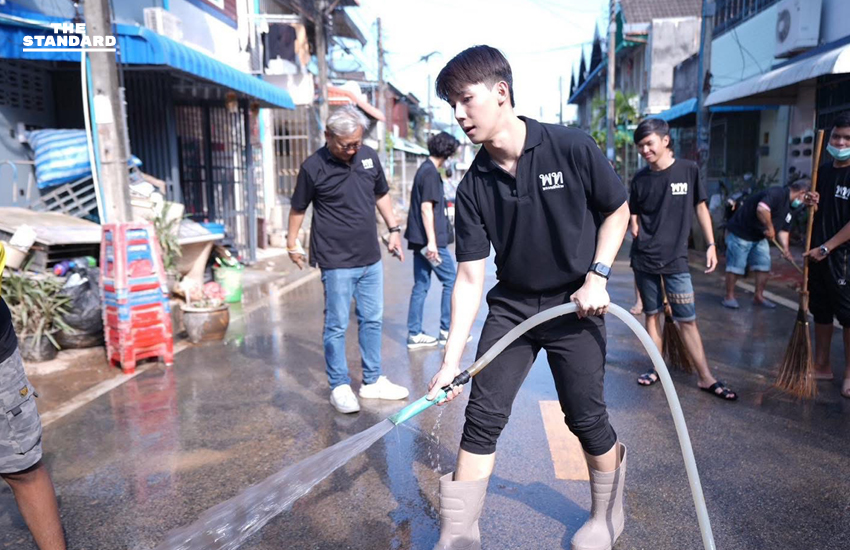 ทีมงานพรรคเพื่อไทยกำลังทำความสะอาดบ้านเรือนที่มีโคลนตะกอนใน อ.หาดใหญ่ จ.สงขลา
