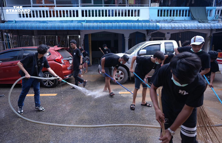 ทีมงานพรรคเพื่อไทยกำลังทำความสะอาดบ้านเรือนที่มีโคลนตะกอนใน อ.หาดใหญ่ จ.สงขลา