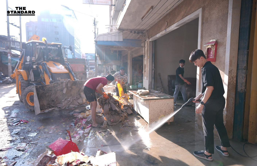 ทีมงานพรรคเพื่อไทยกำลังทำความสะอาดบ้านเรือนที่มีโคลนตะกอนใน อ.หาดใหญ่ จ.สงขลา