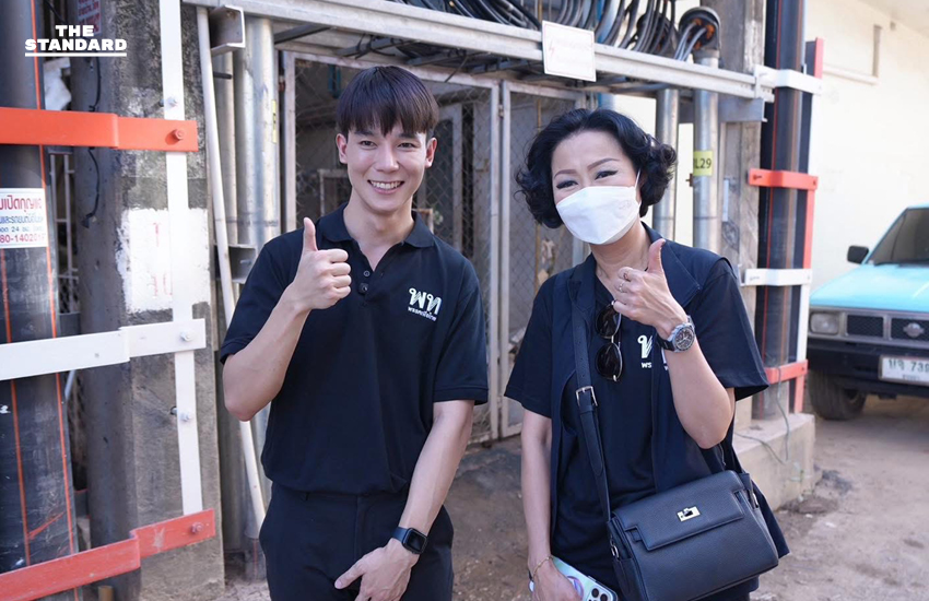 ทีมงานพรรคเพื่อไทยกำลังทำความสะอาดบ้านเรือนที่มีโคลนตะกอนใน อ.หาดใหญ่ จ.สงขลา