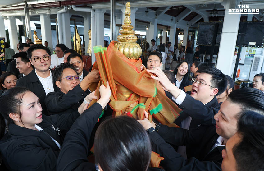 ‘อภิสิทธิ์’ นำทัพประชาธิปัตย์สักการะศาลหลักเมือง เอาฤกษ์เอาชัยก่อนรับสมัครเลือกตั้ง ‘สกลธี’ มั่นใจทวงคืนเก้าอี้เมืองหลวง 10