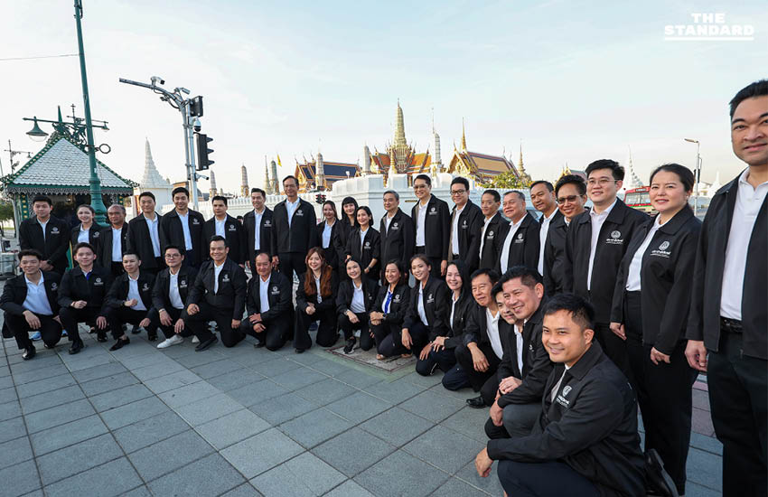 ‘อภิสิทธิ์’ นำทัพประชาธิปัตย์สักการะศาลหลักเมือง เอาฤกษ์เอาชัยก่อนรับสมัครเลือกตั้ง ‘สกลธี’ มั่นใจทวงคืนเก้าอี้เมืองหลวง 12