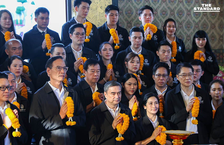 ‘อภิสิทธิ์’ นำทัพประชาธิปัตย์สักการะศาลหลักเมือง เอาฤกษ์เอาชัยก่อนรับสมัครเลือกตั้ง ‘สกลธี’ มั่นใจทวงคืนเก้าอี้เมืองหลวง 8