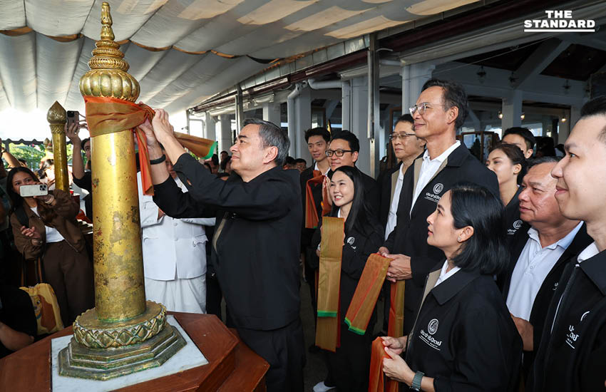 ‘อภิสิทธิ์’ นำทัพประชาธิปัตย์สักการะศาลหลักเมือง เอาฤกษ์เอาชัยก่อนรับสมัครเลือกตั้ง ‘สกลธี’ มั่นใจทวงคืนเก้าอี้เมืองหลวง 9