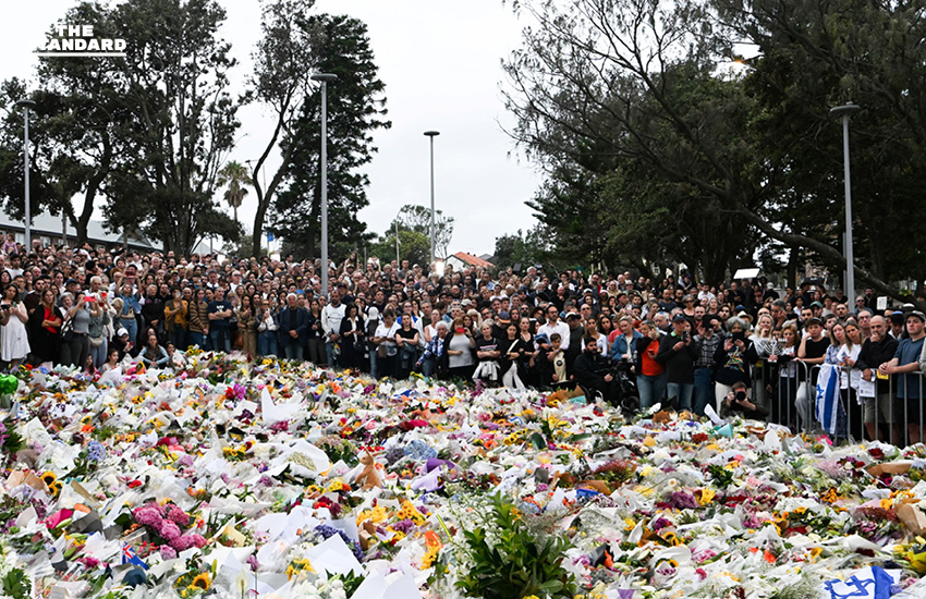 ผู้คนร่วมไว้อาลัยผู้เสียชีวิตจากเหตุกราดยิง เทศกาลยิว ที่ หาดบอนได เลวร้ายที่สุดในรอบเกือบ 30 ปี 1