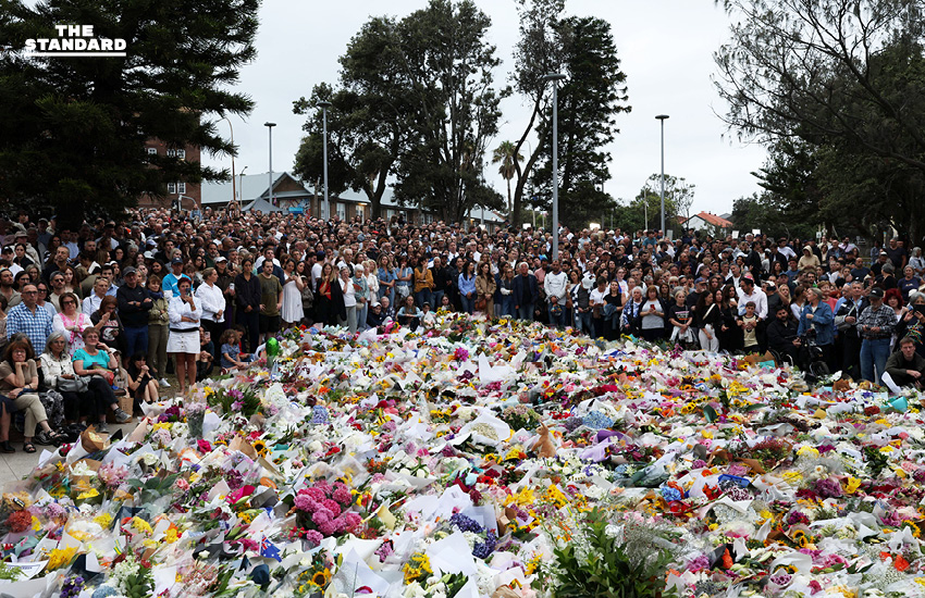 ผู้คนร่วมไว้อาลัยผู้เสียชีวิตจากเหตุกราดยิง เทศกาลยิว ที่ หาดบอนได เลวร้ายที่สุดในรอบเกือบ 30 ปี 2