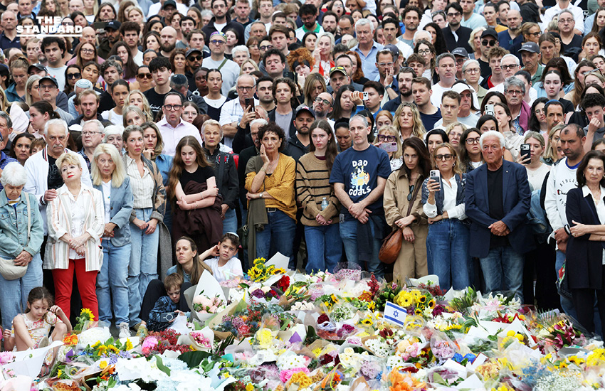 ผู้คนร่วมไว้อาลัยผู้เสียชีวิตจากเหตุกราดยิง เทศกาลยิว ที่ หาดบอนได เลวร้ายที่สุดในรอบเกือบ 30 ปี 3