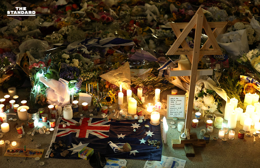 ผู้คนร่วมไว้อาลัยผู้เสียชีวิตจากเหตุกราดยิง เทศกาลยิว ที่ หาดบอนได เลวร้ายที่สุดในรอบเกือบ 30 ปี 4