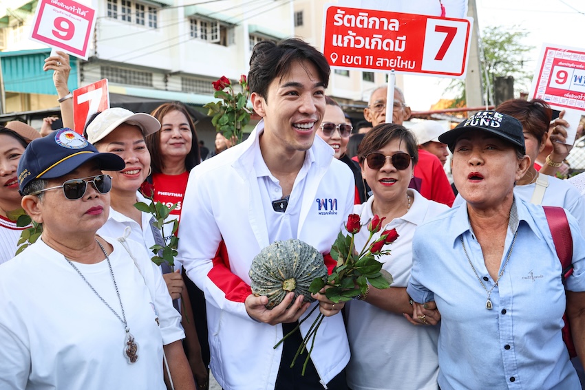 ลุยหาเสียง ‘ยศชนัน-จุลพันธ์’ ควงผู้สมัครเพื่อไทย กทม. เดินตลาดวัดเกาะ สายไหม รับฟังปัญหาปากท้อง สื่อสารนโยบายเศรษฐกิจ 3