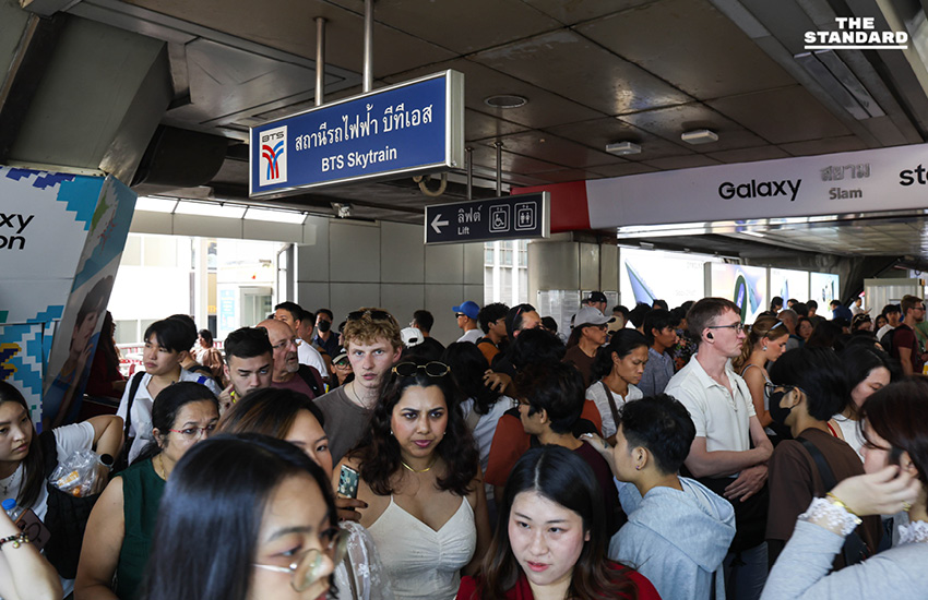 ประชาชนแน่น สกายวอล์กราชประสงค์ รอร่วมงานเคาท์ดาวน์ Central World ตำรวจประกาศปิด 6 เส้นทางหลัก แนะเลี่ยงรถส่วนตัว 10