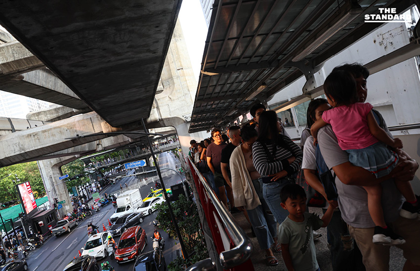 ประชาชนแน่น สกายวอล์กราชประสงค์ รอร่วมงานเคาท์ดาวน์ Central World ตำรวจประกาศปิด 6 เส้นทางหลัก แนะเลี่ยงรถส่วนตัว 11