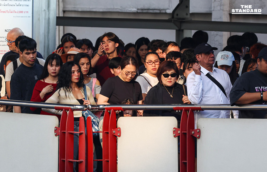 ประชาชนแน่น สกายวอล์กราชประสงค์ รอร่วมงานเคาท์ดาวน์ Central World ตำรวจประกาศปิด 6 เส้นทางหลัก แนะเลี่ยงรถส่วนตัว 2