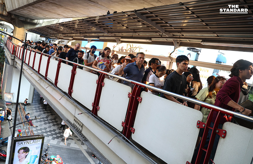 ประชาชนแน่น สกายวอล์กราชประสงค์ รอร่วมงานเคาท์ดาวน์ Central World ตำรวจประกาศปิด 6 เส้นทางหลัก แนะเลี่ยงรถส่วนตัว 3