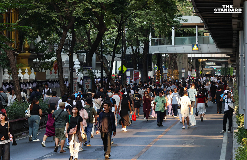 ประชาชนแน่น สกายวอล์กราชประสงค์ รอร่วมงานเคาท์ดาวน์ Central World ตำรวจประกาศปิด 6 เส้นทางหลัก แนะเลี่ยงรถส่วนตัว 4