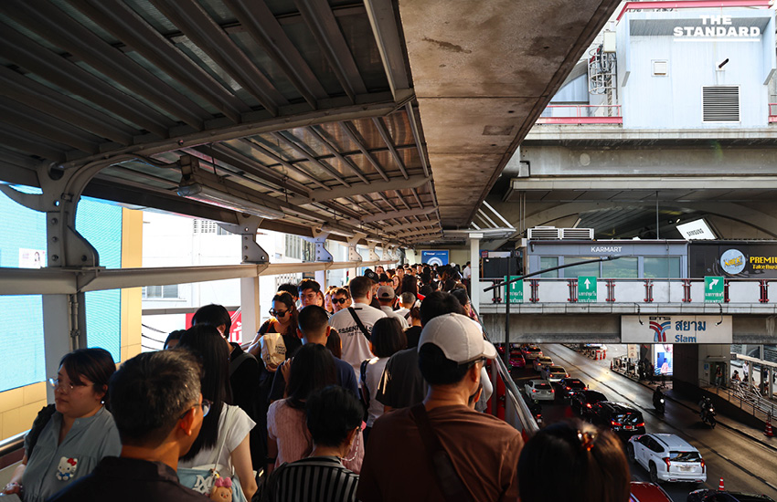 ประชาชนแน่น สกายวอล์กราชประสงค์ รอร่วมงานเคาท์ดาวน์ Central World ตำรวจประกาศปิด 6 เส้นทางหลัก แนะเลี่ยงรถส่วนตัว 5