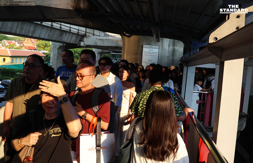 ประชาชนแน่น สกายวอล์กราชประสงค์ รอร่วมงานเคาท์ดาวน์ Central World ตำรวจประกาศปิด 6 เส้นทางหลัก แนะเลี่ยงรถส่วนตัว 6