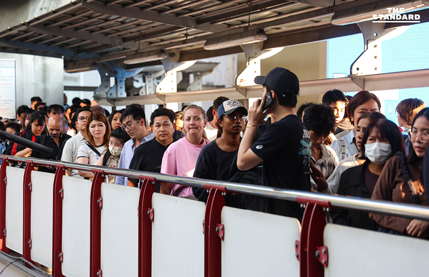 ประชาชนแน่น สกายวอล์กราชประสงค์ รอร่วมงานเคาท์ดาวน์ Central World ตำรวจประกาศปิด 6 เส้นทางหลัก แนะเลี่ยงรถส่วนตัว 7