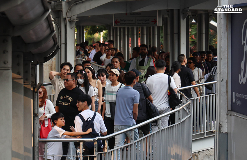 ประชาชนแน่น สกายวอล์กราชประสงค์ รอร่วมงานเคาท์ดาวน์ Central World ตำรวจประกาศปิด 6 เส้นทางหลัก แนะเลี่ยงรถส่วนตัว 8