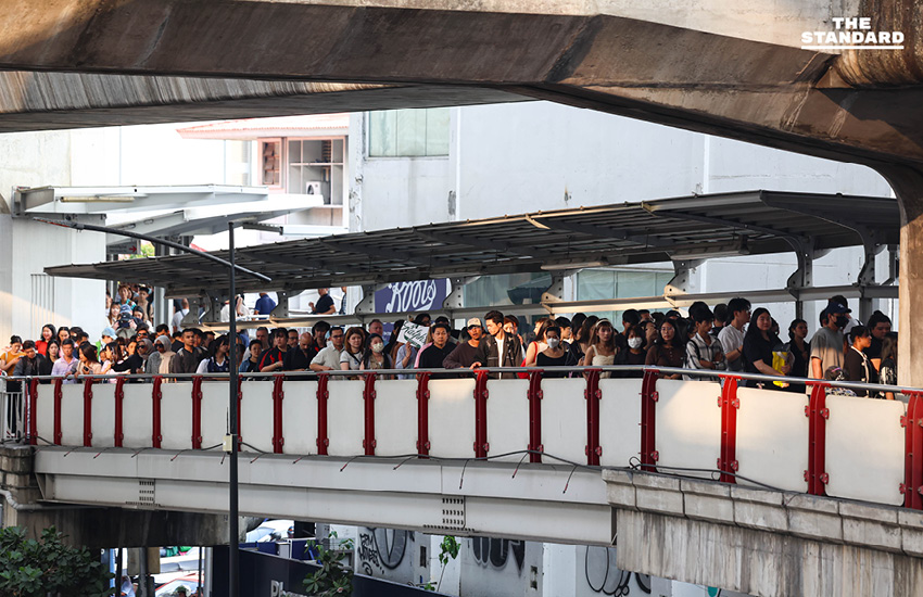 ประชาชนแน่น สกายวอล์กราชประสงค์ รอร่วมงานเคาท์ดาวน์ Central World ตำรวจประกาศปิด 6 เส้นทางหลัก แนะเลี่ยงรถส่วนตัว 9