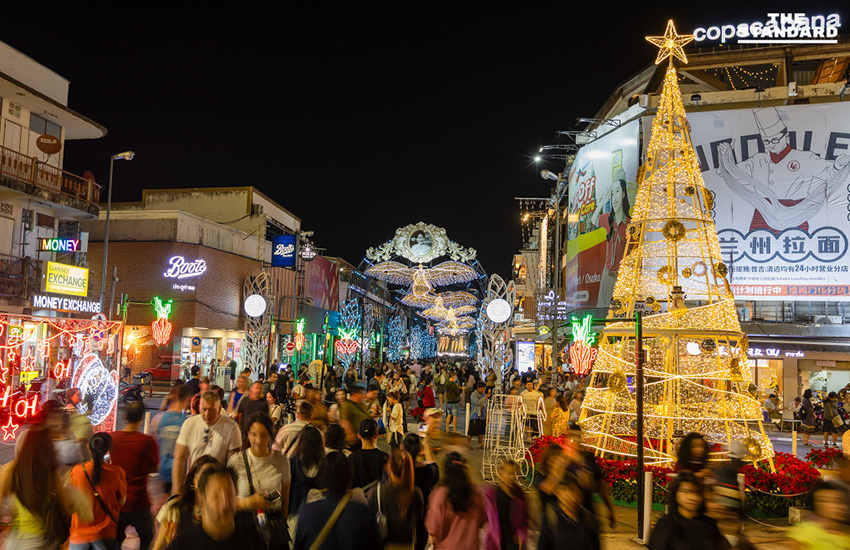 เชียงใหม่คึกคัก นักท่องเที่ยวแน่นคลองแม่ข่า-ท่าแพ ส่งท้ายปีเก่าต้อนรับปีใหม่ 2569 1