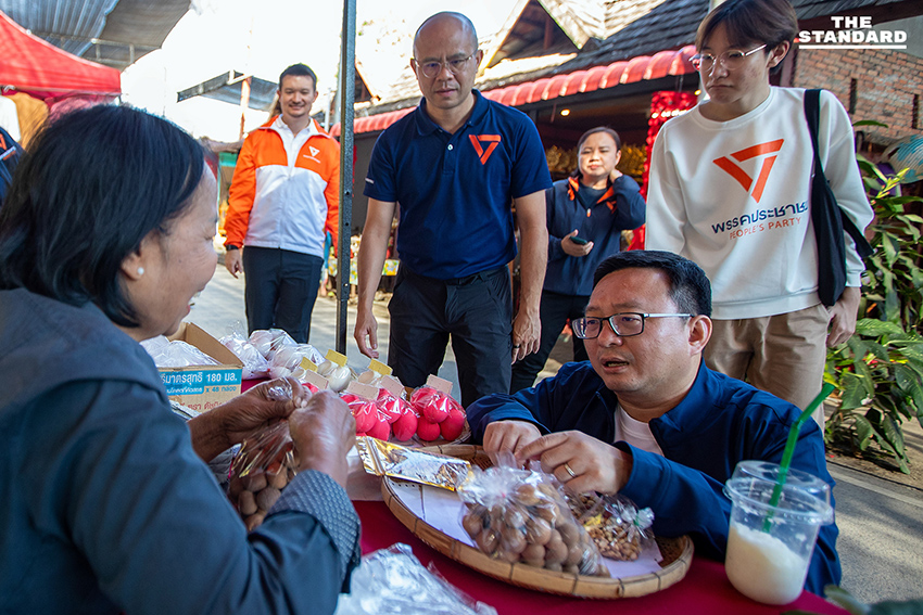 เชียงใหม่คึกคักหลังรับสมัคร สส. ‘ประชาชน-กล้าธรรม’ สักการะ ครูบาศรีวิชัย ชัยธวัช นำทัพช่วยลูกทีมเขต 8 7