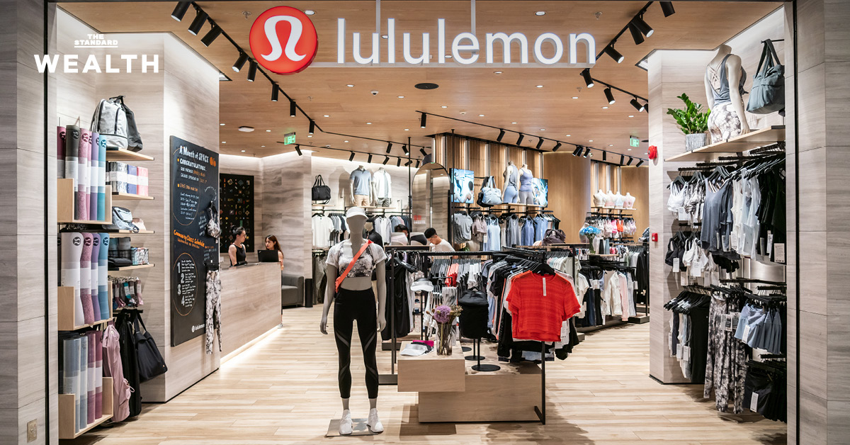 ตามกฎการเว้นวรรคที่ระบุว่า เพิ่มช่องว่างก่อนคำนามเฉพาะที่ตามหลังคำกริยา สำหรับพาดหัวข่าวนี้ จะไม่มีการเปลี่ยนแปลงเนื่องจากคำนามเฉพาะ (Chip Wilson, On Running, Lululemon) ไม่ได้ตามหลังคำกริยาโดยตรง: * Chip Wilson เป็นประธานของประโยค ไม่ได้ตามหลังคำกริยา * On Running ตามหลังคำนาม ซีอีโอ * Lululemon ตามหลังคำนาม บอร์ด ดังนั้นพาดหัวข่าวจะยังคงเดิม: หนามยอกเอาหนามบ่ง? Chip Wilson ดึงอดีตซีอีโอ ‘On Running’ นั่งบอร์ด Lululemon หวังแก้เกมหลังโดนคู่แข่งตีตลาดกระจุย