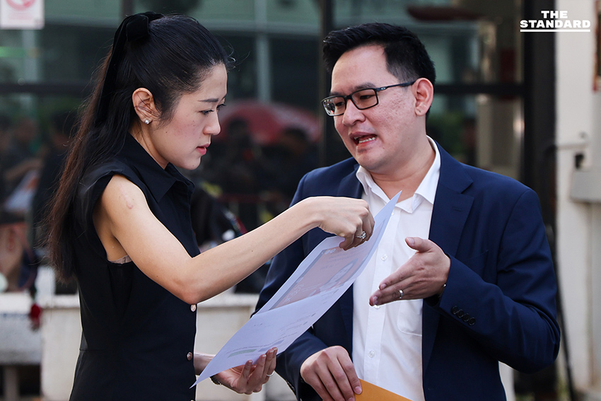 ช่อ พรรณิการ์ ร้องทุกข์ สน.ทองหล่อ ดำเนินคดีเพจดัง-IO ทหาร ปมเฟคนิวส์ สั่งทหารกางแผนที่รบ ยันถูกบิดเบือนหวังผลการเลือกตั้ง 2