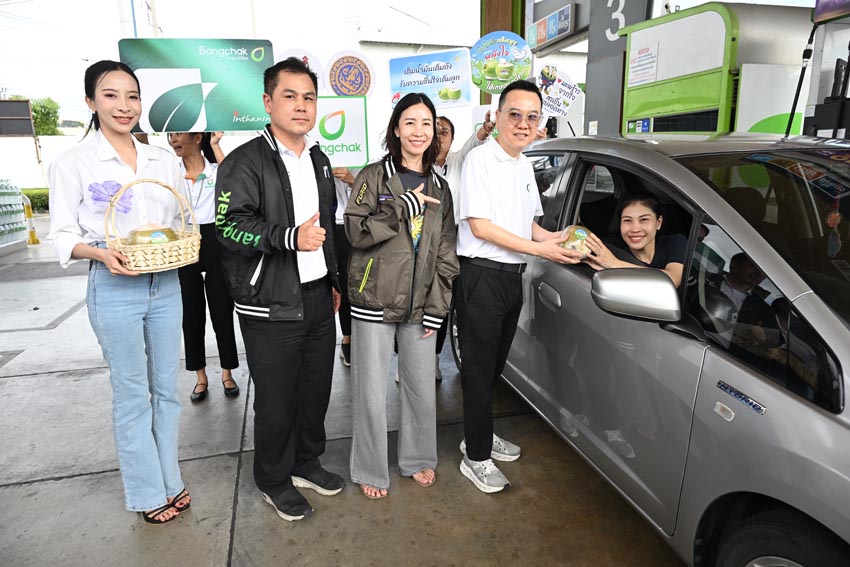 พาณิชย์ผนึก 4 ปั๊มใหญ่ แจกมะพร้าวน้ำหอม 8 หมื่นลูก ช่วยเกษตรกร คืนความสดชื่นผู้เดินทาง ช่วงหยุดยาว 4-6 ธ.ค. 3