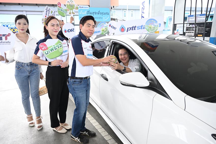 พาณิชย์ผนึก 4 ปั๊มใหญ่ แจกมะพร้าวน้ำหอม 8 หมื่นลูก ช่วยเกษตรกร คืนความสดชื่นผู้เดินทาง ช่วงหยุดยาว 4-6 ธ.ค. 4