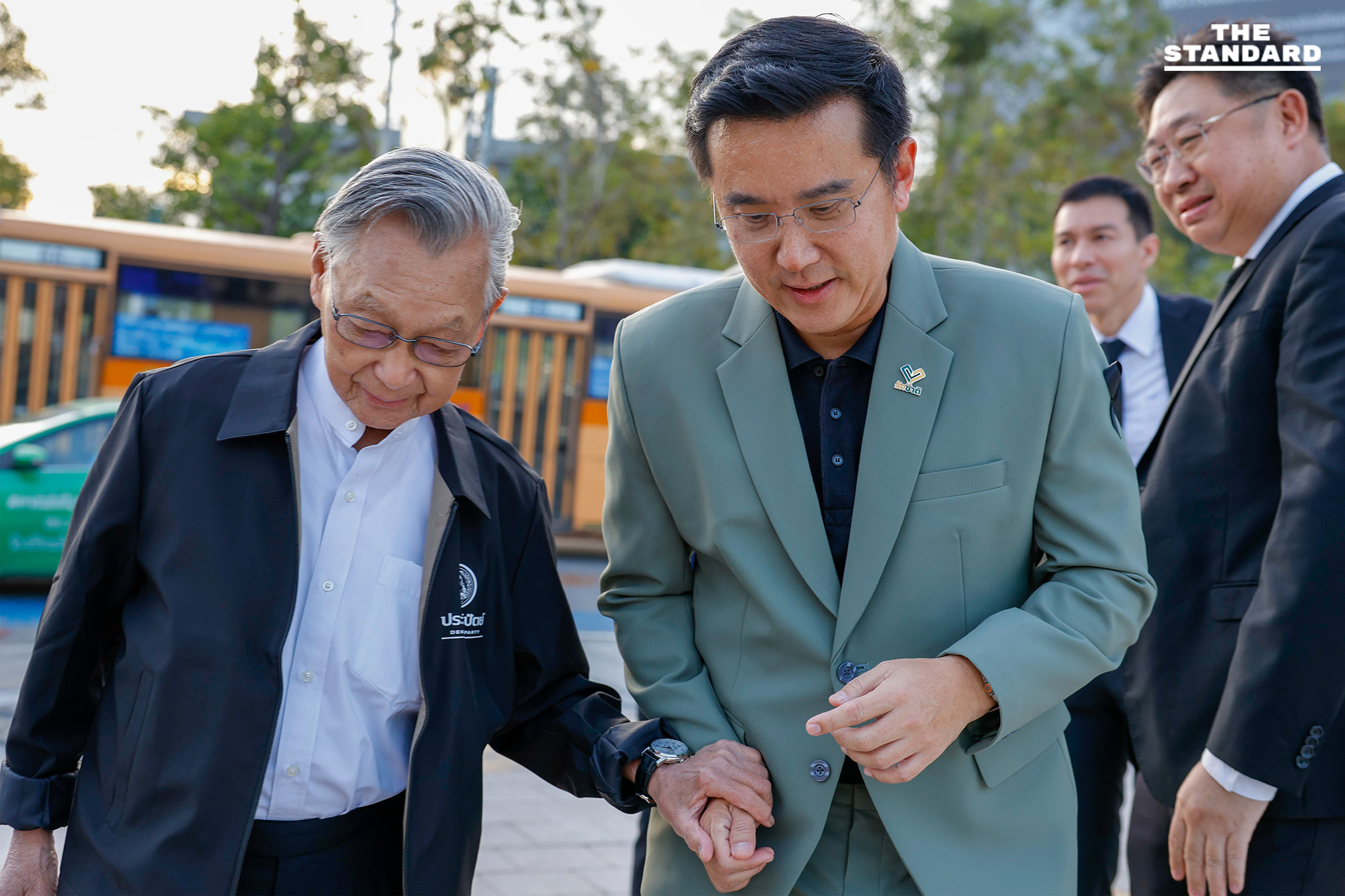 ประชาธิปัตย์จัดทัพใหญ่ ยื่น 98 ปาร์ตี้ลิสต์ ชู ‘อภิสิทธิ์’ นั่งเบอร์ 1 ผนึก ชวน-กรณ์ผสมผสานรุ่นเก๋า-เลือดใหม่สู้ศึกเลือกตั้ง 2