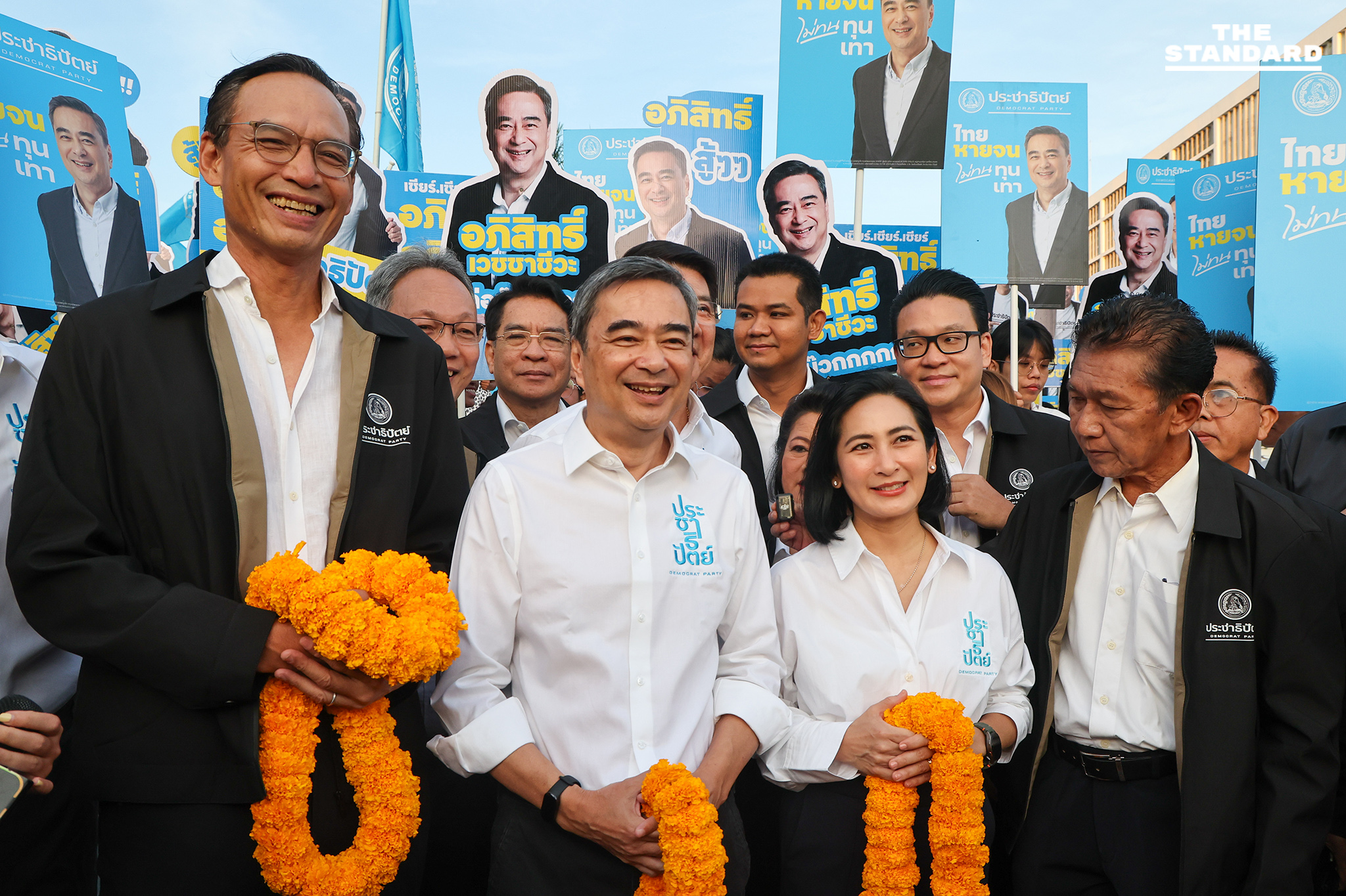 ประชาธิปัตย์จัดทัพใหญ่ ยื่น 98 ปาร์ตี้ลิสต์ ชู ‘อภิสิทธิ์’ นั่งเบอร์ 1 ผนึก ชวน-กรณ์ผสมผสานรุ่นเก๋า-เลือดใหม่สู้ศึกเลือกตั้ง