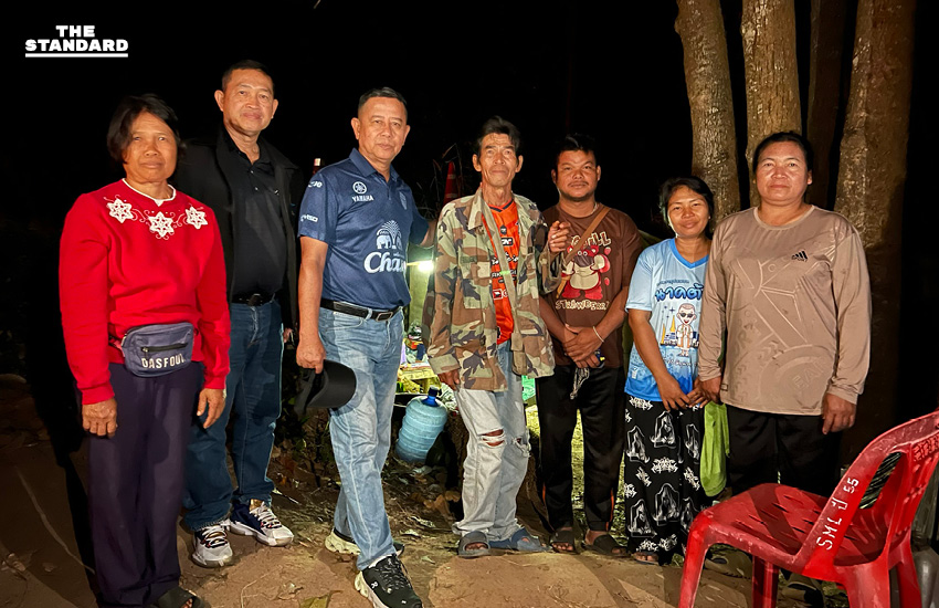 รมช.กห. เยี่ยม ชรบ. กลางดึก ด้านชาวบ้านขอทหาร “รบให้ชนะ อยากให้จบครั้งเดียว” 2