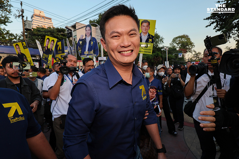 ดร.เอ้-คุณหญิงกัลยา นำไทยก้าวใหม่ นั่งรถเมล์ EV สมัคร สส. กทม. ครบ 33 เขต ชูนโยบายสร้างทุนมนุษย์ 1