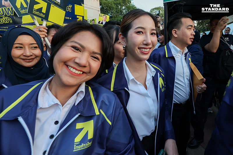 ดร.เอ้-คุณหญิงกัลยา นำไทยก้าวใหม่ นั่งรถเมล์ EV สมัคร สส. กทม. ครบ 33 เขต ชูนโยบายสร้างทุนมนุษย์ 3